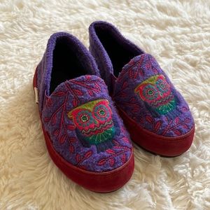 Acorn kids size 12-13 embroidered OWL slippers